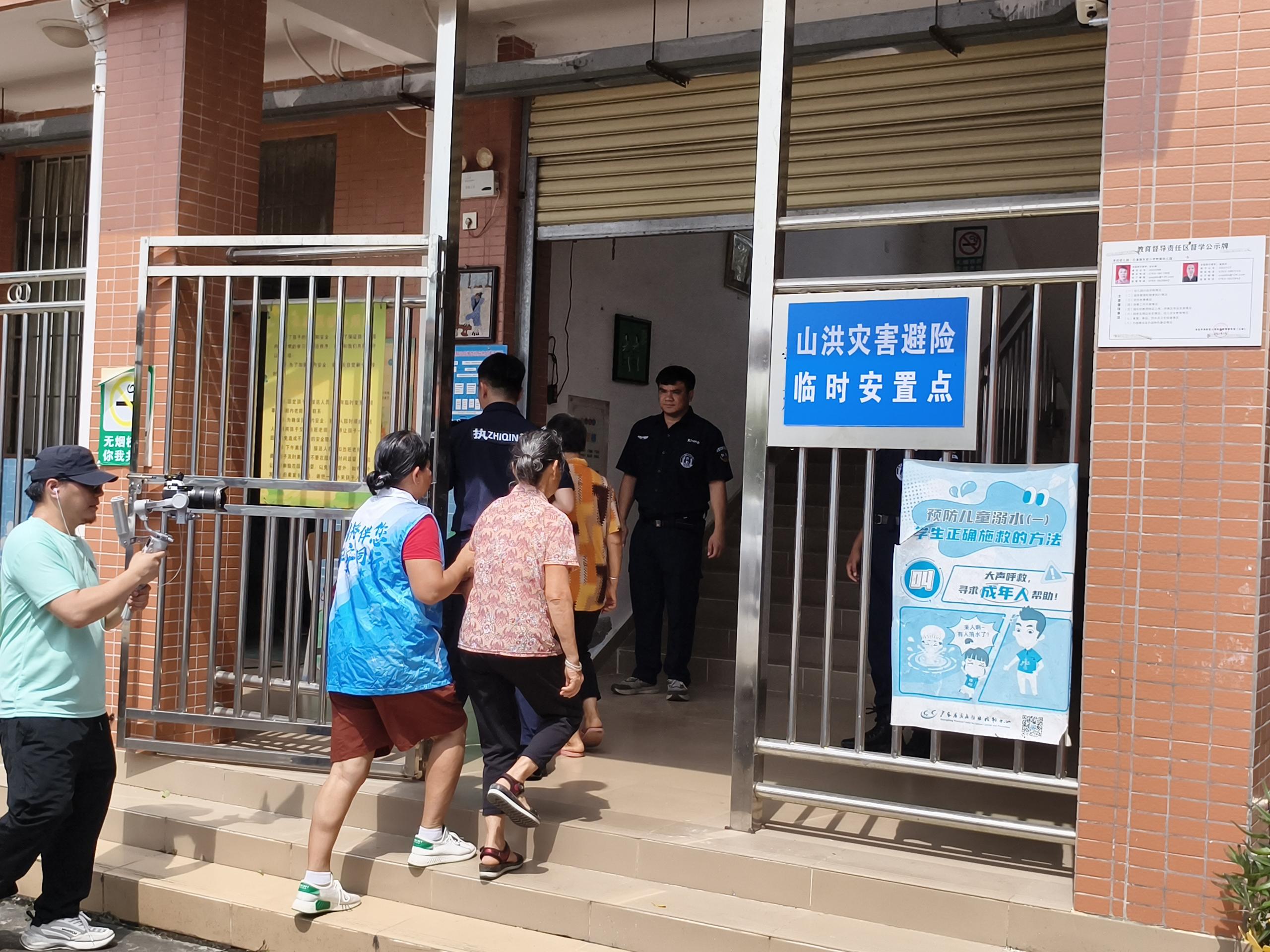 抢险救援人员协助群众转移.jpg