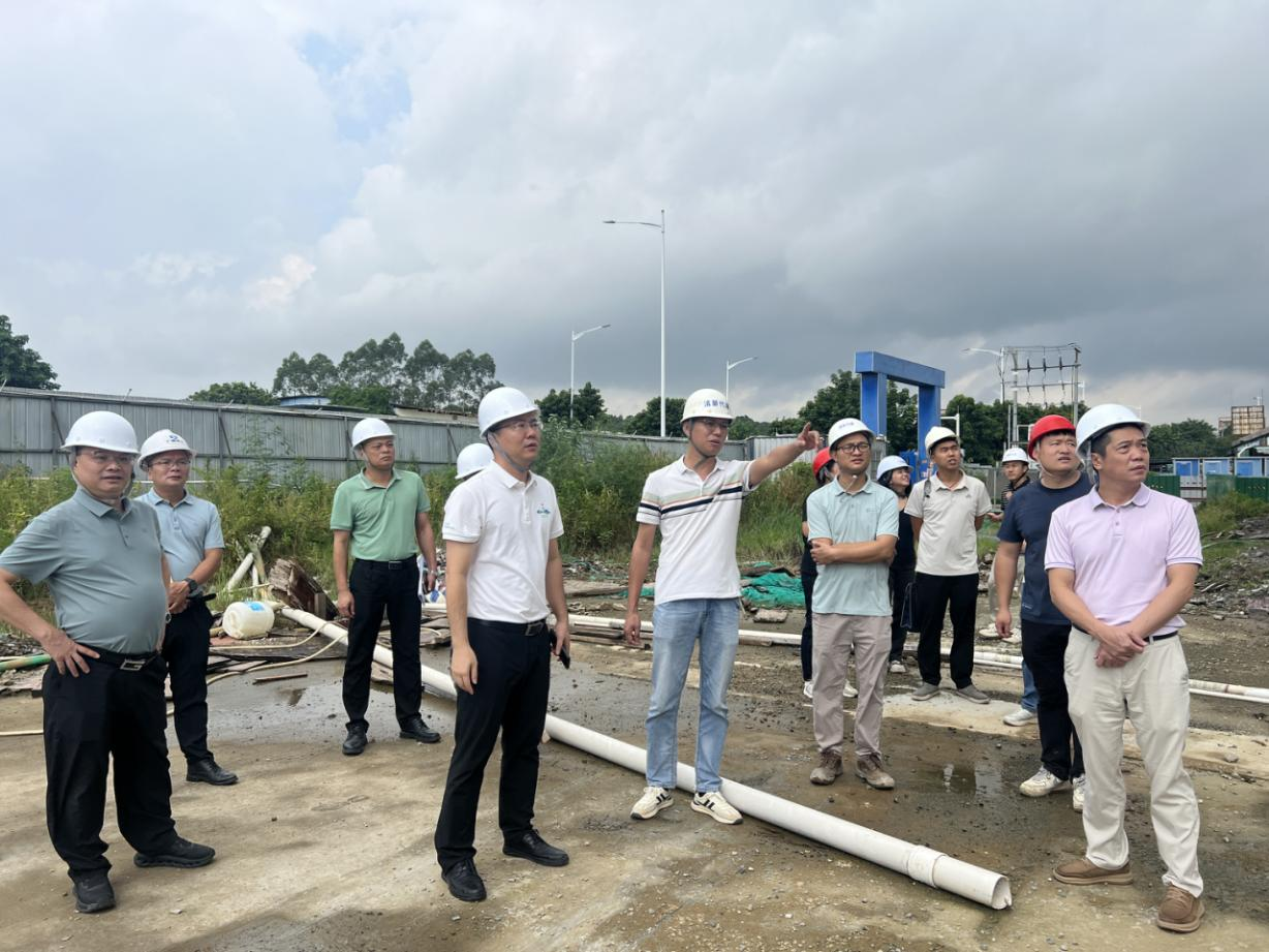 2026-19-02)2026年7月22日,副区长陈建强(左四)带队赴清新区疾控中心新建项目现场调研,图为调研现场。(摄影者:杨照光).png