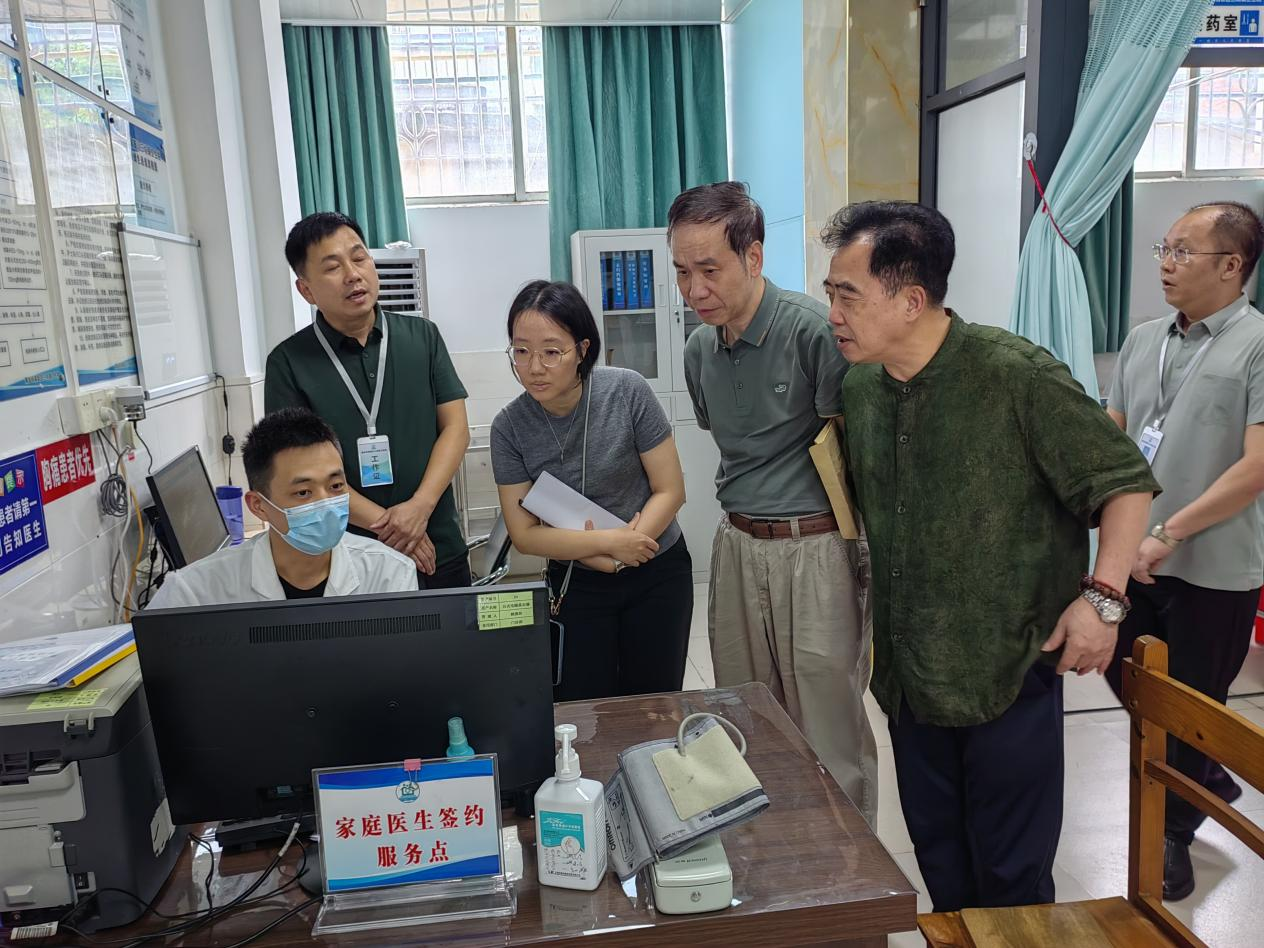 2026-20-01)2026年8月2日,民盟广东省委会调研组到三坑镇卫生院开展专题调研。图为调研组实地走访门急诊。(摄影者:孙丽璇).png