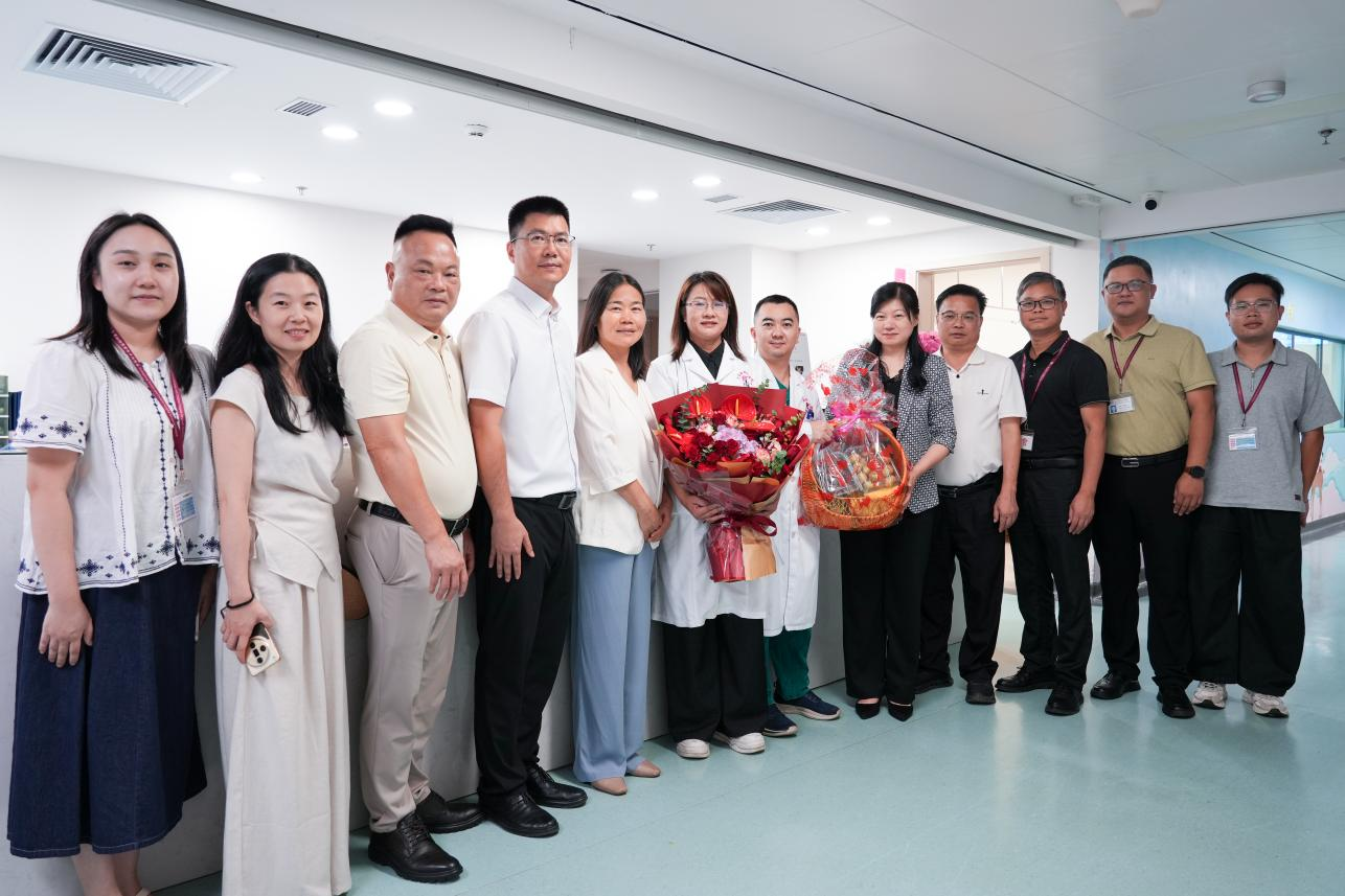 2026-22-02）2026年8月18日，杨焕副市长（左五）一行莅临省妇幼保健院清远院区开展医师节慰问活动。图为慰问现场。（摄影者：黎小虹）.png
