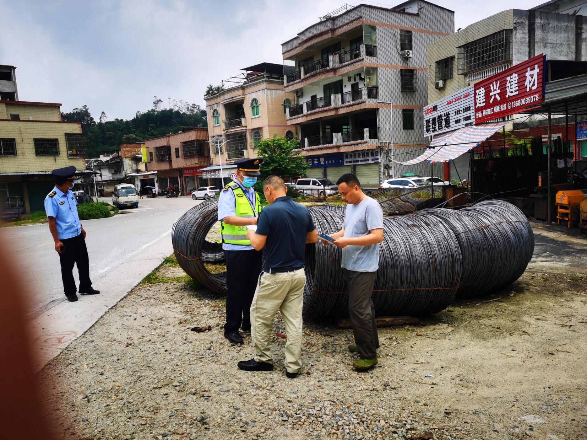 路政宣传保路畅通，普法服务便民出行——清新区交通运输局执法大队开展路政宣传月活动