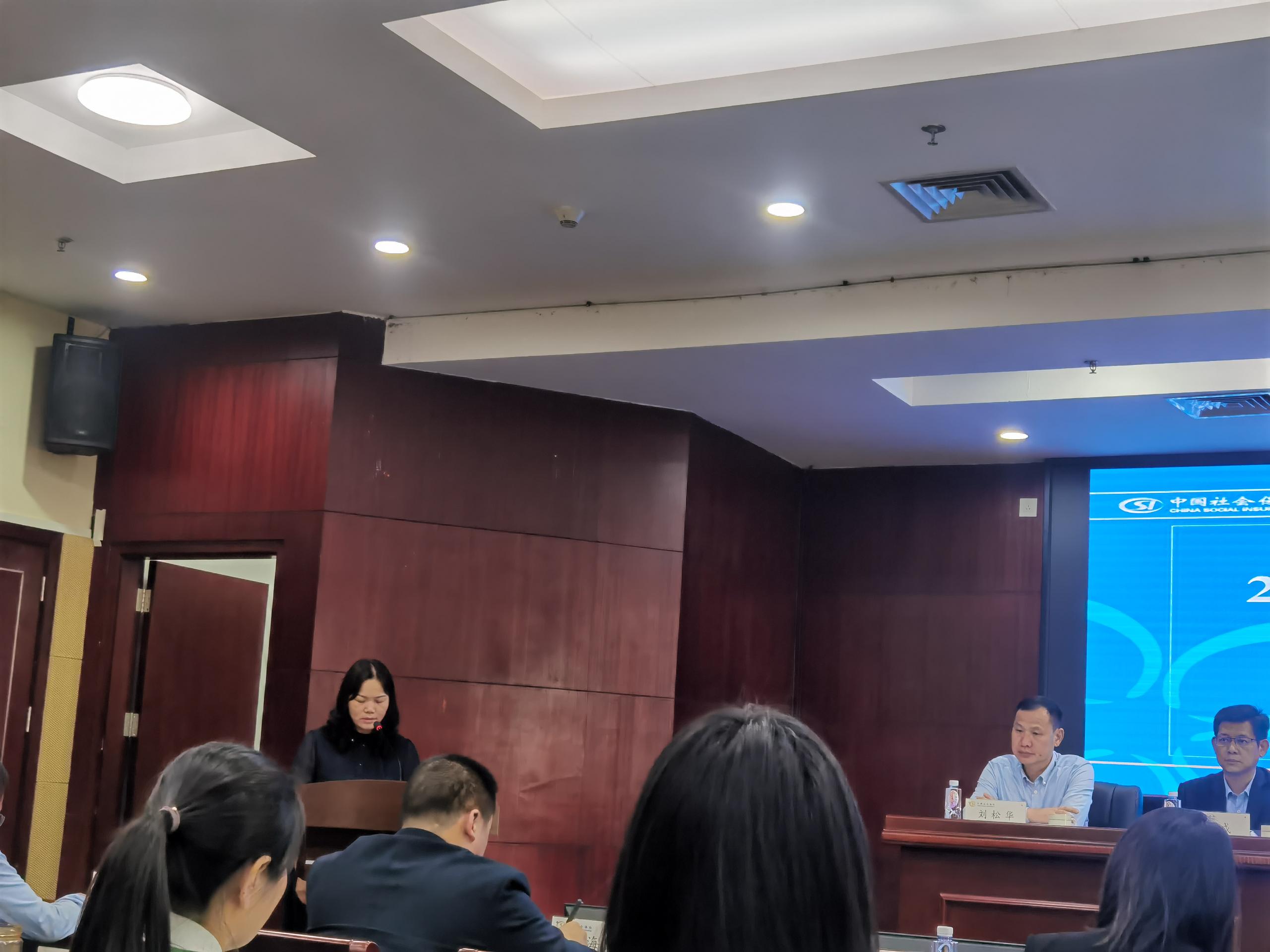 2024年3月25日下午，清新区社保局蔡素英同志参加全市局长会议作30年以上社保工作者代表发言 (2).jpg