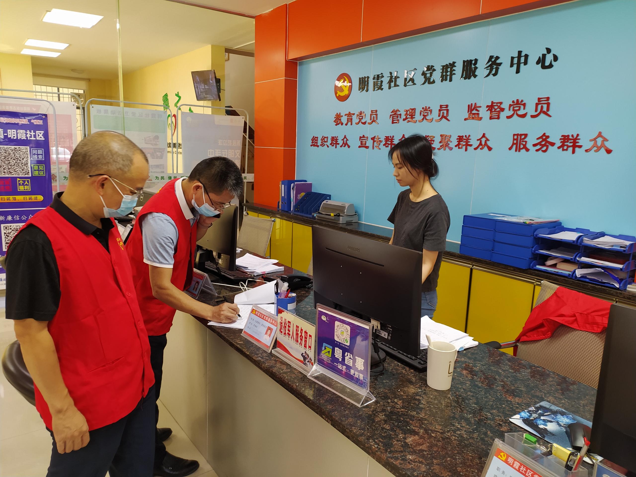 图为马瑞兴到明霞社区“打卡”报到，开展调研.jpg
