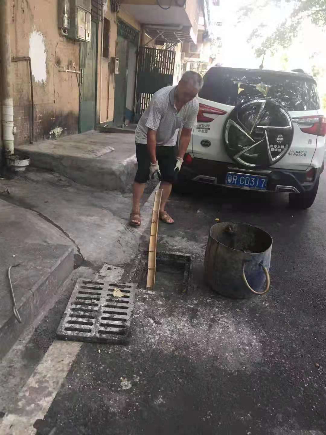 图为市政清疏人员对排水管网进行疏通处理.jpg