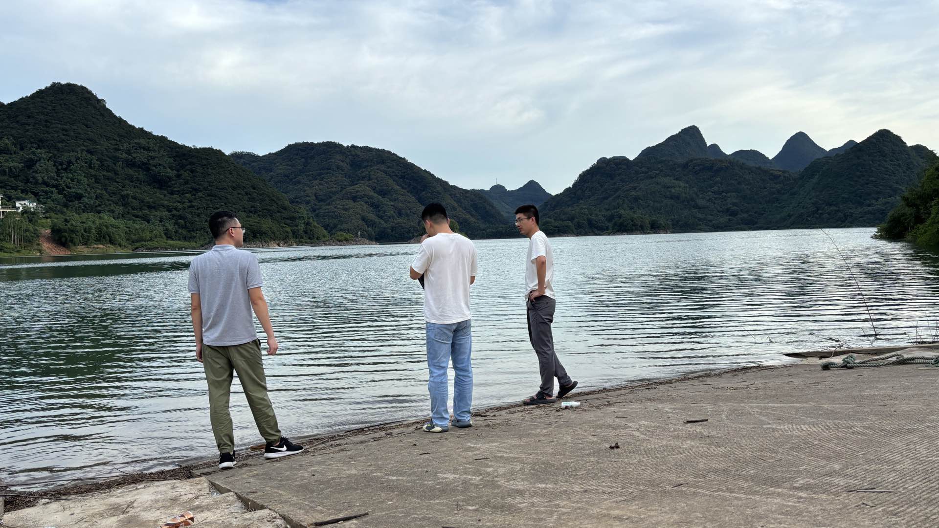 图为工作人员巡查库区水域.jpg