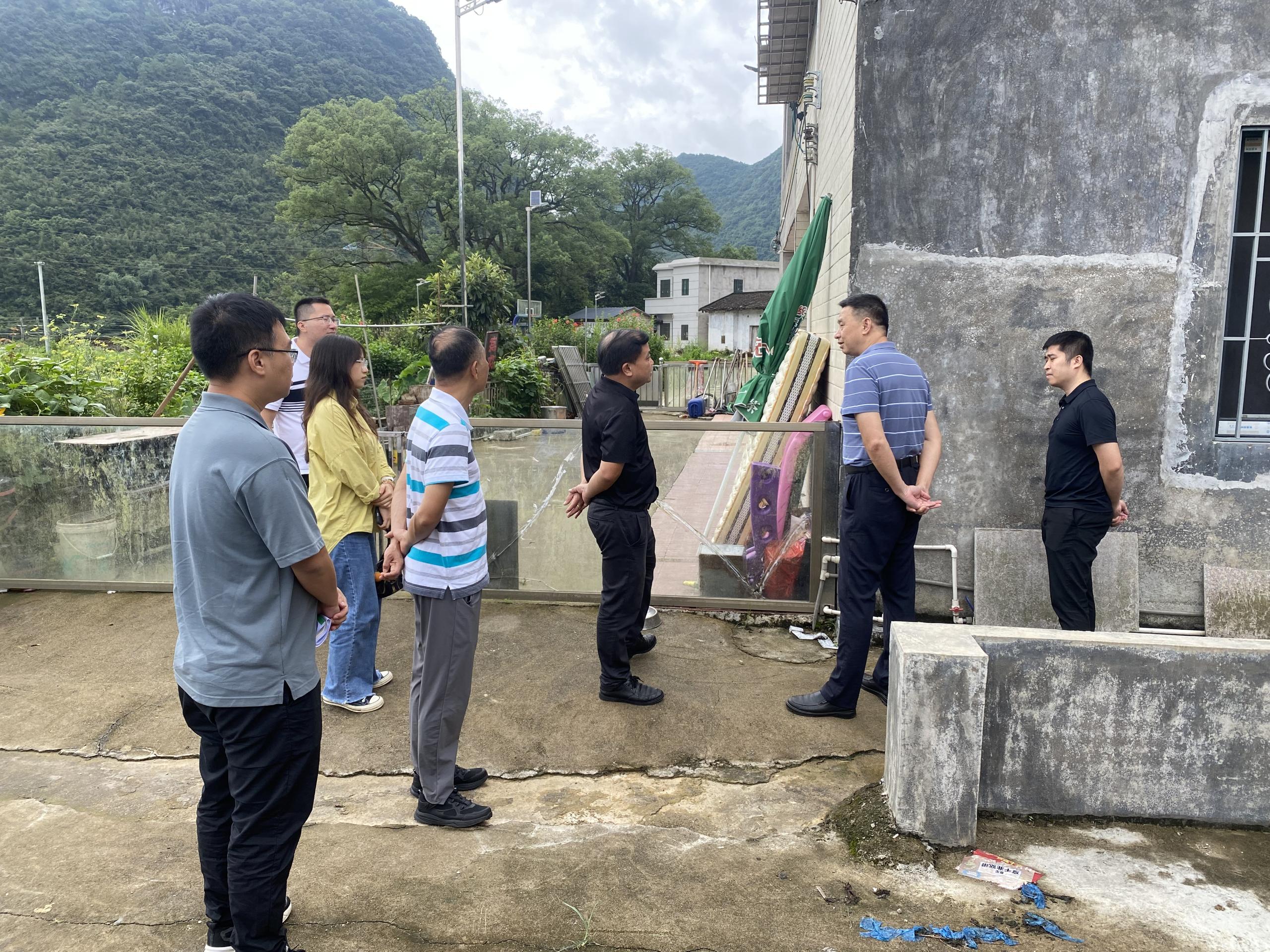 图为市水利局调研组到浸潭镇检查农村供水三同五化工作.jpg
