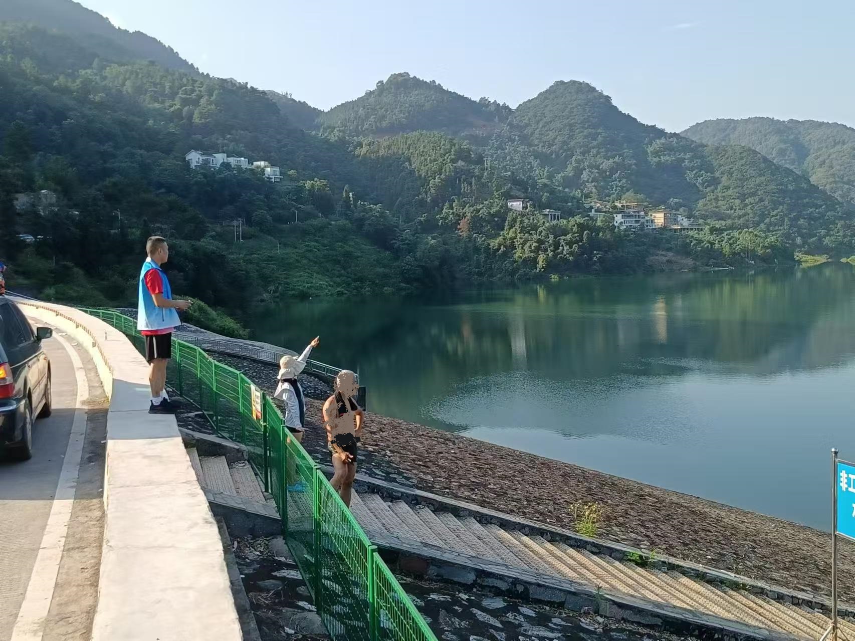 图为龙须带水库管理所工作人员在巡查时劝离在水库游泳的游客.jpg