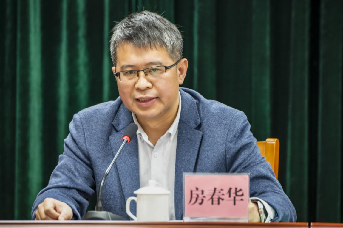 2023-10-3（3月27日，清远市清新区召开2023年卫生健康暨党风廉政和作风建设工作会议。图为副区长房春华在会上讲话。拍摄者：庾建平）.png
